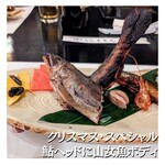 郷土料理ともん - 普通に出しても面白くないでしょとのことで、寒風干し？の鮎と山女魚をニコイチに。こちらは鮎頭の山女魚胴。多分こっちのが食べやすかったね。