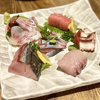 水魚 - 刺し盛り6点盛り（2人前3,000円）画像は5人前
