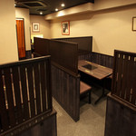 gempinginzashimbashifuguunagikaniryouri - 仕切りが高く、プライベート感のある４階テーブル席