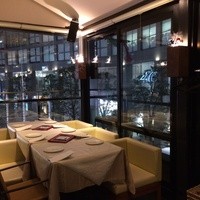 オッティモ・シーフード・ガーデン 新宿店 - 大きなガラス窓ごしに新宿の夜景が