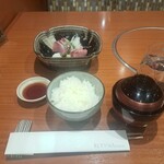 瀬里奈 - お味噌汁の入った器と魚沼産コシヒカリご飯、富山県氷見産の寒鰤の刺身です。