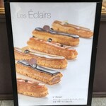 ラ･メゾン･デュ･ショコラ - 外看板 エクレール 店外の看板はこれ1つで、入店前から気分が高ぶります