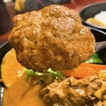 スープカリー 奥芝商店  - 【2023年12月】ラム好きのためのスープカレー＠1,980円（えびスープ、辛さ５番、白米普通盛り220g、レモン有り、ブロッコリー無料追加）、手作り感のある、旨いラムバーグのアップ。