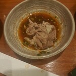 瀬里奈 - しゃぶしゃぶのスープで調理した鹿児島県産の特選牛サーロインのしゃぶしゃぶ肉を、ポン酢の中に入れた様子です。