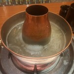 瀬里奈 - しゃぶしゃぶの鍋で、五島うどんを調理している様子です。