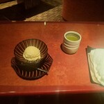瀬里奈 - 1階のラウンジ席のテーブルの上のおしぼりとバニラアイスクリーム、緑茶です。