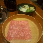 瀬里奈 - 鹿児島県産の特選牛サーロインのしゃぶしゃぶ肉と、野菜の2ショットその2です。