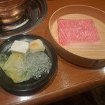瀬里奈 - しゃぶしゃぶのスープで調理した白菜、くずきり、餅、豆腐と、鹿児島県産の特選牛サーロインのしゃぶしゃぶ肉の2ショットです。