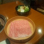 瀬里奈 - 鹿児島県産の特選牛サーロインのしゃぶしゃぶ肉と、野菜の2ショットその1です。