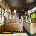 宮宇 - テーブル席の奥に小上がり席