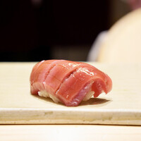 鮨 功 - 中トロ（背中）