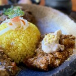 旧ヤム邸  - 全がけ（3種）TP温玉　2.干し柿とアーモンドのマッシュポテトのせタマリンドの酸味がたまらん香ばしポークキーマ