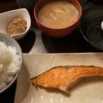 新富おきらく - 銀シャケ。この日は納豆付き。