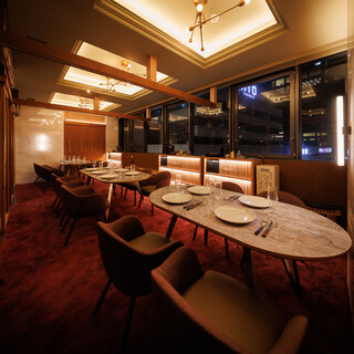 18名様×1
      VIPルームは特別感満載！このお席でしか楽しめないサービスや、空間