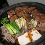 界 箱根 - 夕食　台のもの　明治の牛鍋　赤味噌仕立て　煮てるとこ・・・