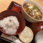 Edosoba Yabusoba - 蕎麦の実入り　一口ご飯　一口というより普通の量あってお蕎麦のお供にぴったり。　白ネギは好みでお蕎麦にかけれます。