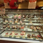 ヴォアラ洋菓子店 - ショーケースはクリスマスケーキばかり