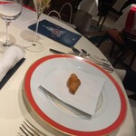 メゾン ド ミュゼ - 小さな前菜　アンチョビを入れ込んだクロワッサン