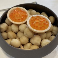 RISPETTO - Benvenuto: モナカ、下に敷いてあるナッツも食べられるのかなと思ってたら、サッと下げられた。