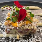 カーサ・デル・チーボ - 桜肉のアッフミカータのタルタル 卵黄ソースと根セロリのピュレ
