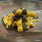 カーサ・デル・チーボ - 自家製マッケローニ 黒トリュフのカルボナーラ