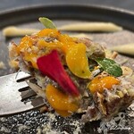 カーサ・デル・チーボ - 桜肉のアッフミカータのタルタル 卵黄ソースと根セロリのピュレ