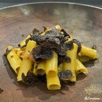 カーサ・デル・チーボ - 自家製マッケローニ 黒トリュフのカルボナーラ