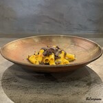 カーサ・デル・チーボ - 自家製マッケローニ 黒トリュフのカルボナーラ