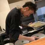 luogo - 料理中は気迫を感じる泥谷シェフ