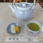 伊豆家 - 香の物とお茶(急須での提供)