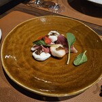 オステリア プロフーモ - 苺・生ハム・モッツァレラチーズの冷製 ナッツ香るバルサミコソース