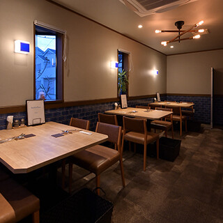 The blue door is a landmark ◎The European terrace-style interior is perfect for anniversaries and banquets.