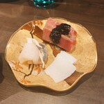 炭やき　黒丸 - お刺身3種(中トロ炙り、ヤリイカ、テッサ)