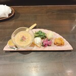 和食と日本酒 黒丸 - おつまみ盛り合わせ(1番右があん肝と奈良漬け)