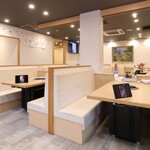 喜一 精肉・焼肉店 - 店内全景(テーブルのみ)