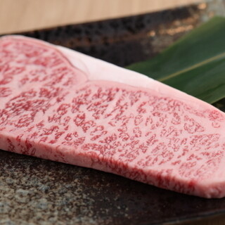 Carefully selected “genuine” Kuroge Wagyu beef. Enjoy with our special spices