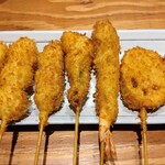 Oden Kushikatsu Nikomi 'Mittsu' - 串カツおまかせ７点盛り合わせ(右からブタ、レンコン、えび、キスの大葉挟み、ウィンナー、うずら、モッツァレラチーズ)