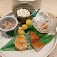 奥 - 先付け(マダラの白子、シラウオ、イカの塩辛、ホタテの燻製、あん肝、祖父江の銀杏)