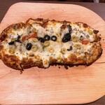 アリーズ フレンド カフェ&レストラン - イラン発祥のモチッとしたバルバリというパンでピザて作られています。想像以上のおいしさにビックリしました！