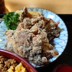 雛どり - そぼろ丼定食の唐揚げ