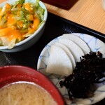 Hinadori - サラダ、味噌汁、漬物