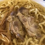仙台中華そば 銘店嘉一 - 親鶏のチャーシューは2枚。コリコリと噛めば噛むほど旨味が出てきます。