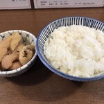 仙台中華そば 銘店嘉一 - Bセットの鶏皮と白飯。