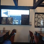 ENSO Garden Caffe - リノベーションした店内は漆黒の柱が味をだしています