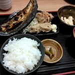 Gyojin - 焼き魚とから揚げ定食(さんまの開きチョイス)