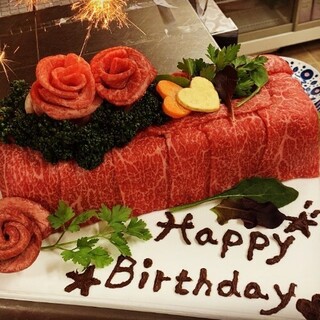 豪華すぎるサプライズ、お祝いには「肉ケーキ」！