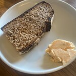 TOMO - カンパーニュ、サーモンと山椒バター