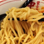 蒙古タンメン中本 - 大盛り相当の量のある太ストレート麺