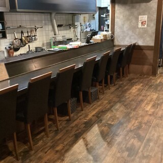 1〜8名
1人飲みでも
大丈夫です。
