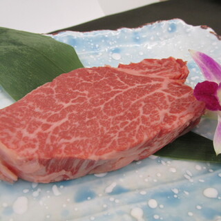 We offer fresh, high-quality carefully selected Japanese Kuroge beef at reasonable prices.